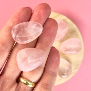 Rosakvarts Dråbe Lommesten Krystal Sten I hånd på rosa baggrund