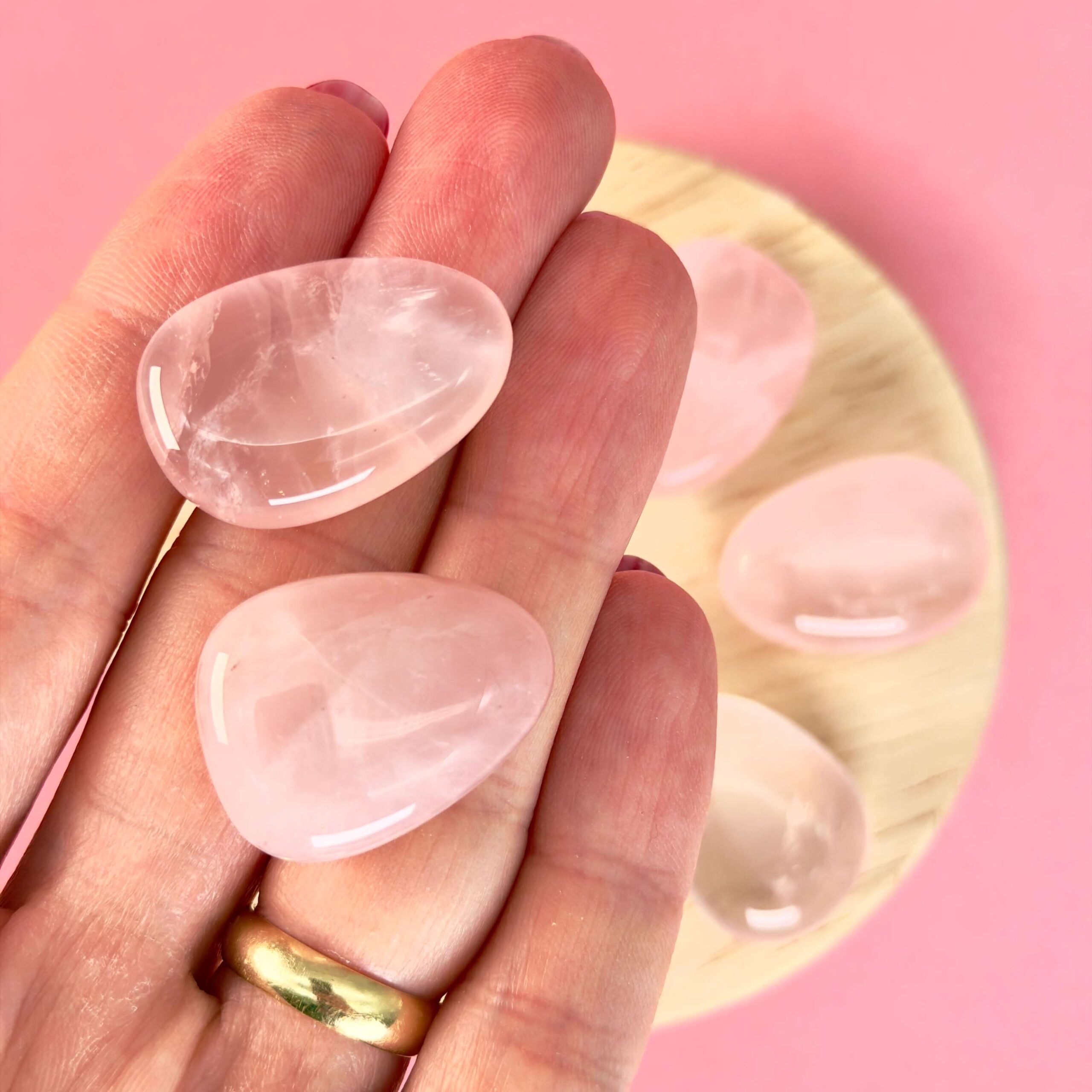 Rosakvarts Dråbe Lommesten Krystal Sten I hånd på rosa baggrund