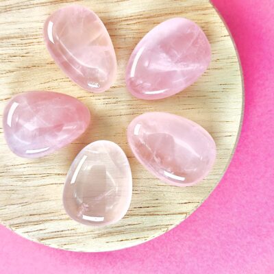 Rosakvarts Dråbe premium Lommesten Krystal Sten samling på træ på rosa baggrund