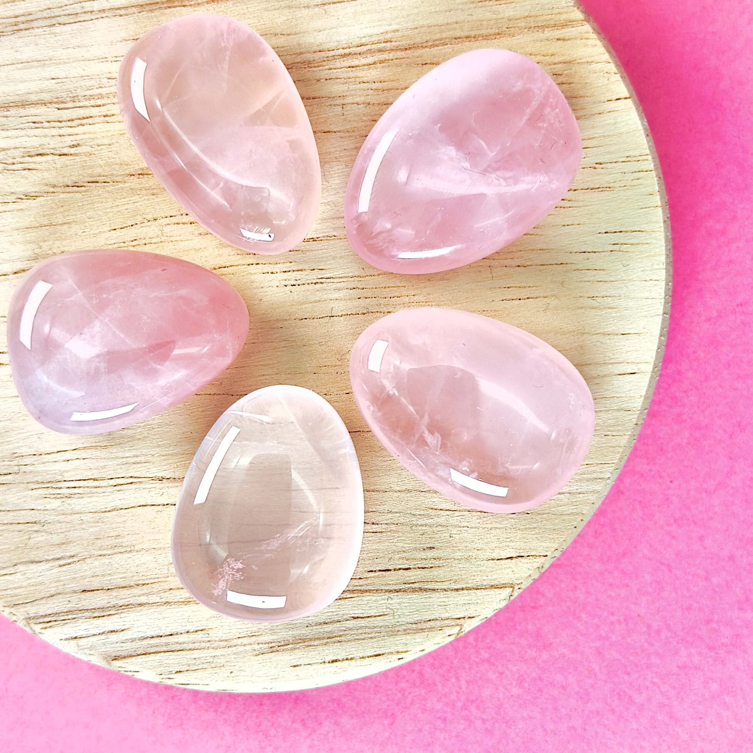 Rosakvarts Dråbe premium Lommesten Krystal Sten samling på træ på rosa baggrund