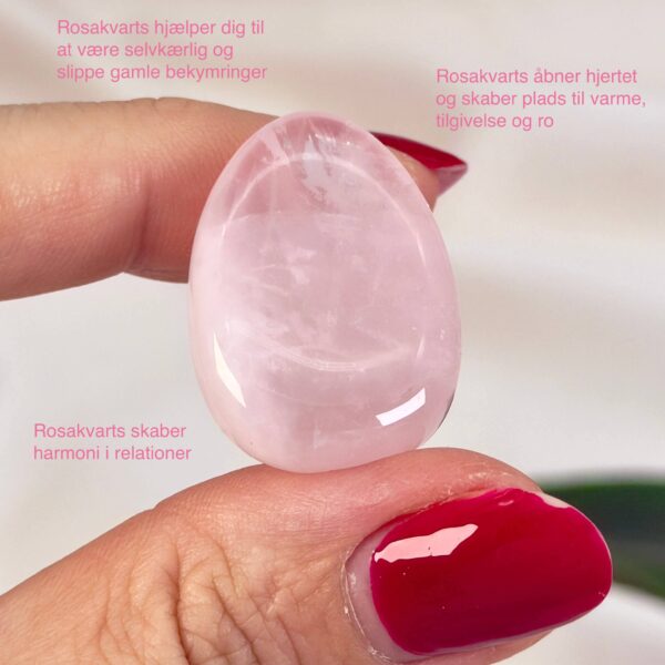 Rosakvarts dråbe premium lommesten Krystal Sten I hånd på hvid baggrund med tags