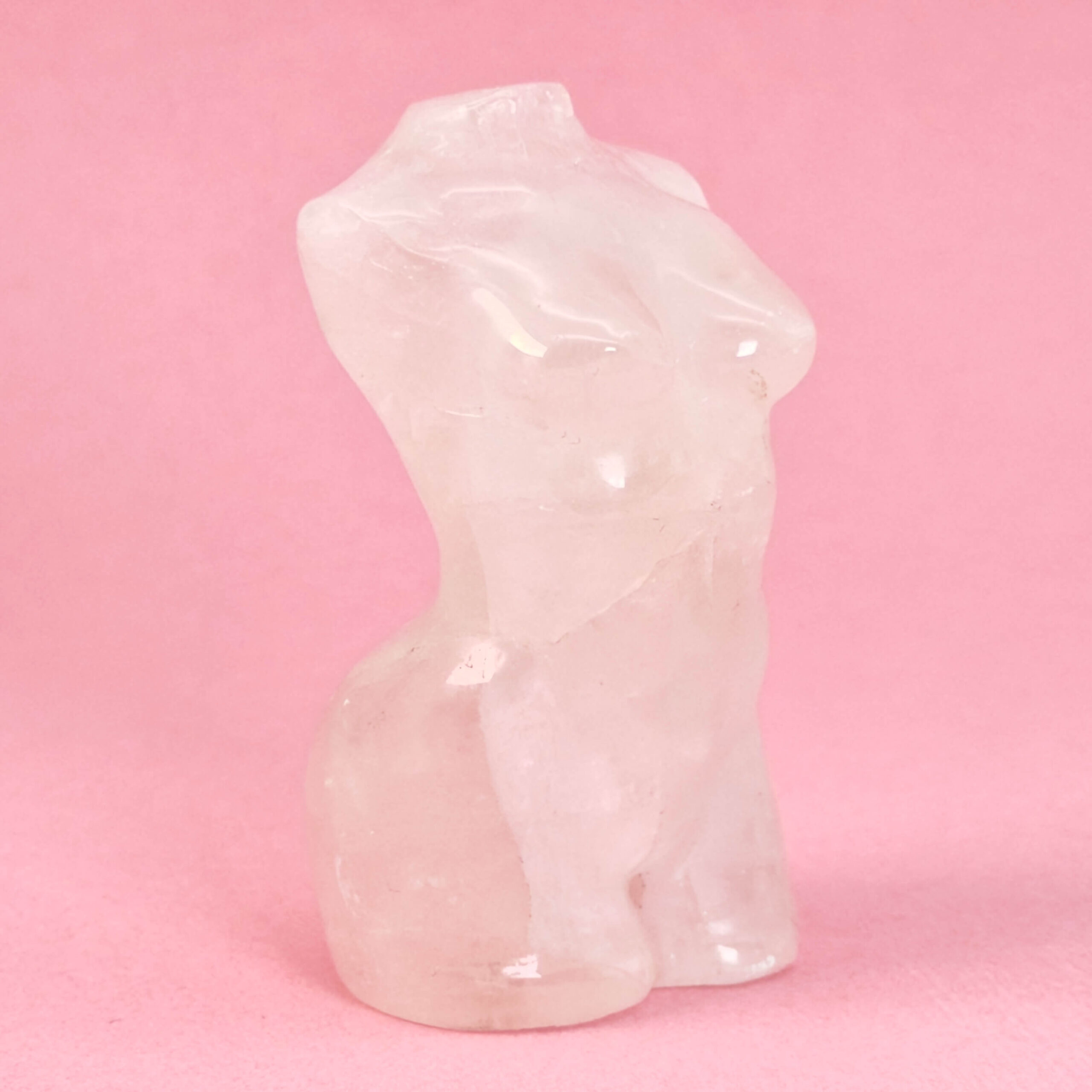 Rosakvarts Kvindekrop krystal sten på rosa baggrund
