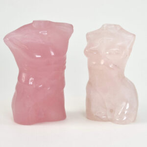 Rosakvarts mand og kvinde krystal sten på hvid baggrund