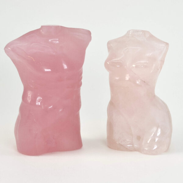 Rosakvarts mand og kvinde krystal sten på hvid baggrund