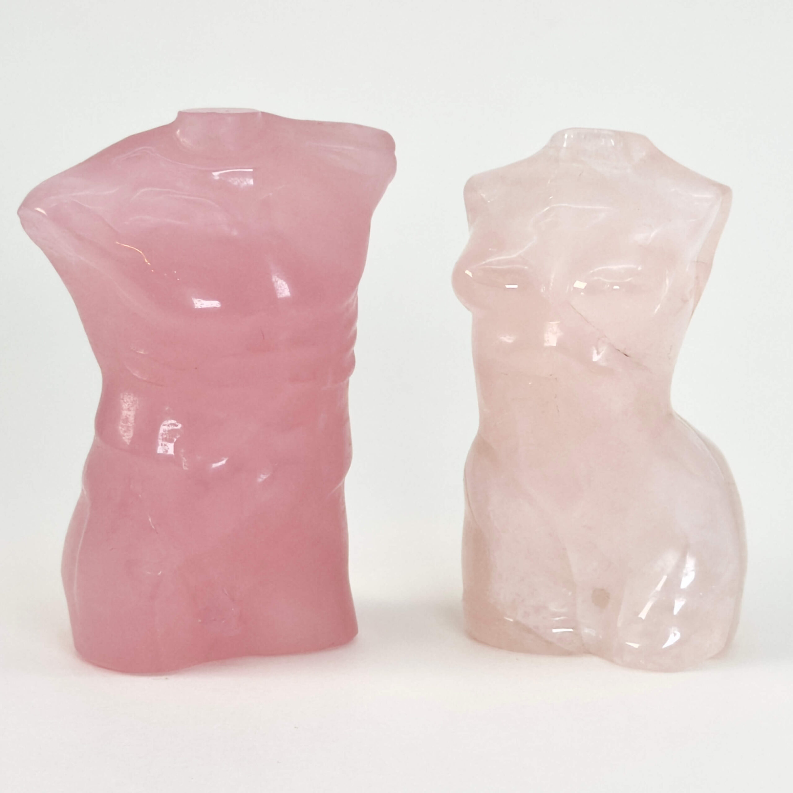 Rosakvarts mand og kvinde krystal sten på hvid baggrund