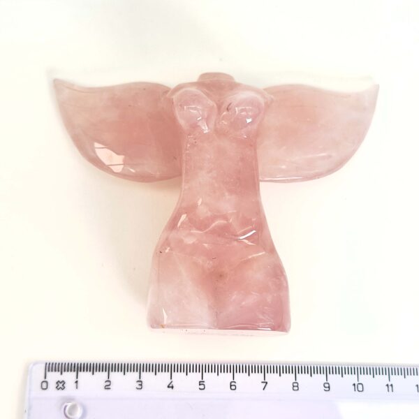 Rosakvarts Kvindekrop med vinger krystal sten med lineal på hvid baggrund