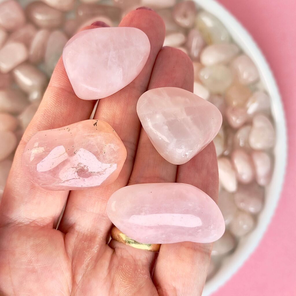 Krystaller mod stress 7 Rosakvarts Lommesten Krystal Sten samling i hånd på rosa baggrund