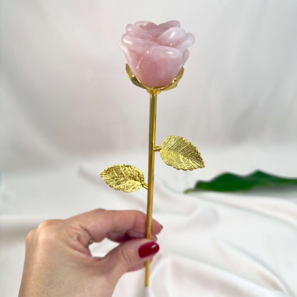 Stor rosakvarts Rose med Guldfarvet stilk krystal sten i hånd
