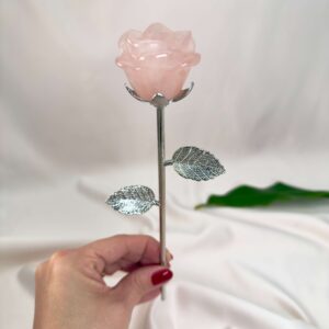 Stor rosakvarts Rose med sølvfarvet stilk krystal sten i hånd