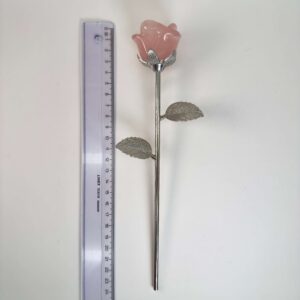 Stor rosakvarts Rose med sølvfarvet stilk krystal sten ved siden af lineal