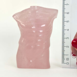 Rosakvarts Mandekrop krystal sten med lineal på hvid baggrund