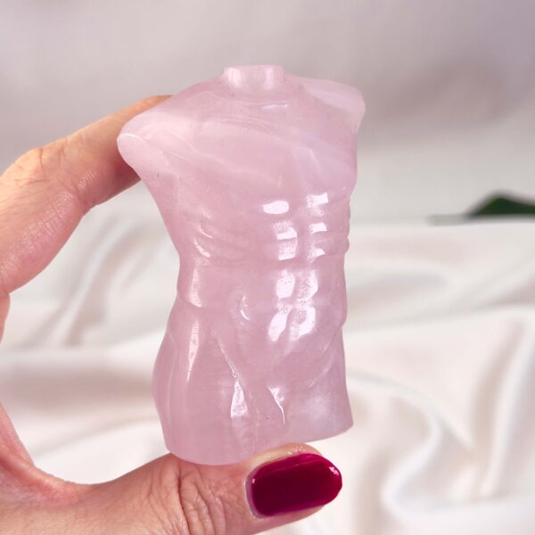 Rosakvarts Mandekrop krystal sten i hånd på hvid baggrund