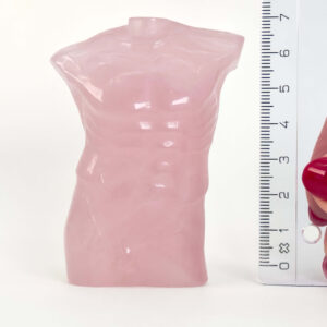 Rosakvarts Mandekrop krystal sten med lineal på hvid baggrund