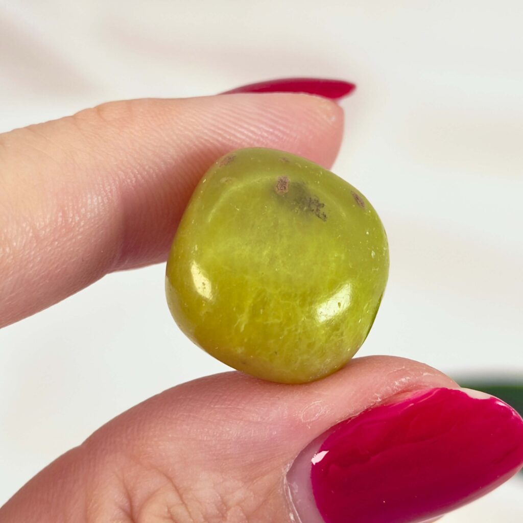 Julekalenderen 2025 oversigt 5 Gul Serpentin Lommesten krystal samling i hånd på hvid baggrund