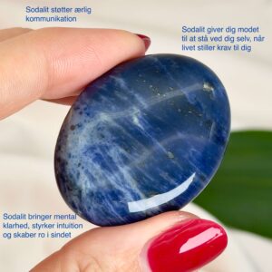 Sodalit Håndsten Krystal Sten I hånd på hvid baggrund med tags