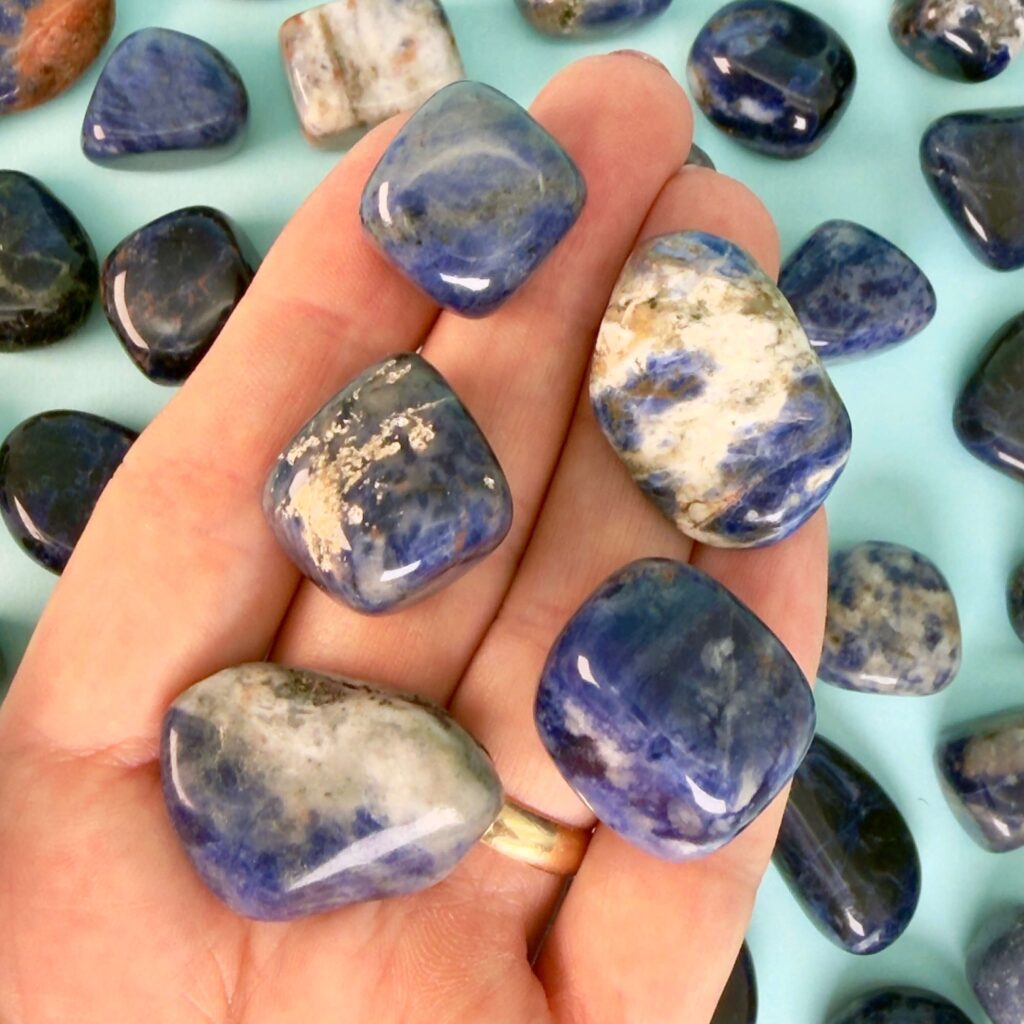 Krystaller og deres betydning 38 Sodalit lommesten med dyb blå farve gennemvævet af lyse hvide årer. En krystal der ofte forbindes med klarhed, indsigt og ærlig kommunikation.