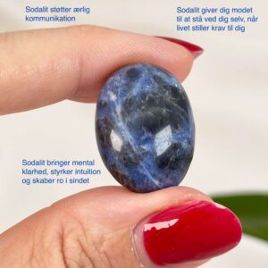 Sodalit Lommesten Krystal Sten I hånd på hvid baggrund med tags