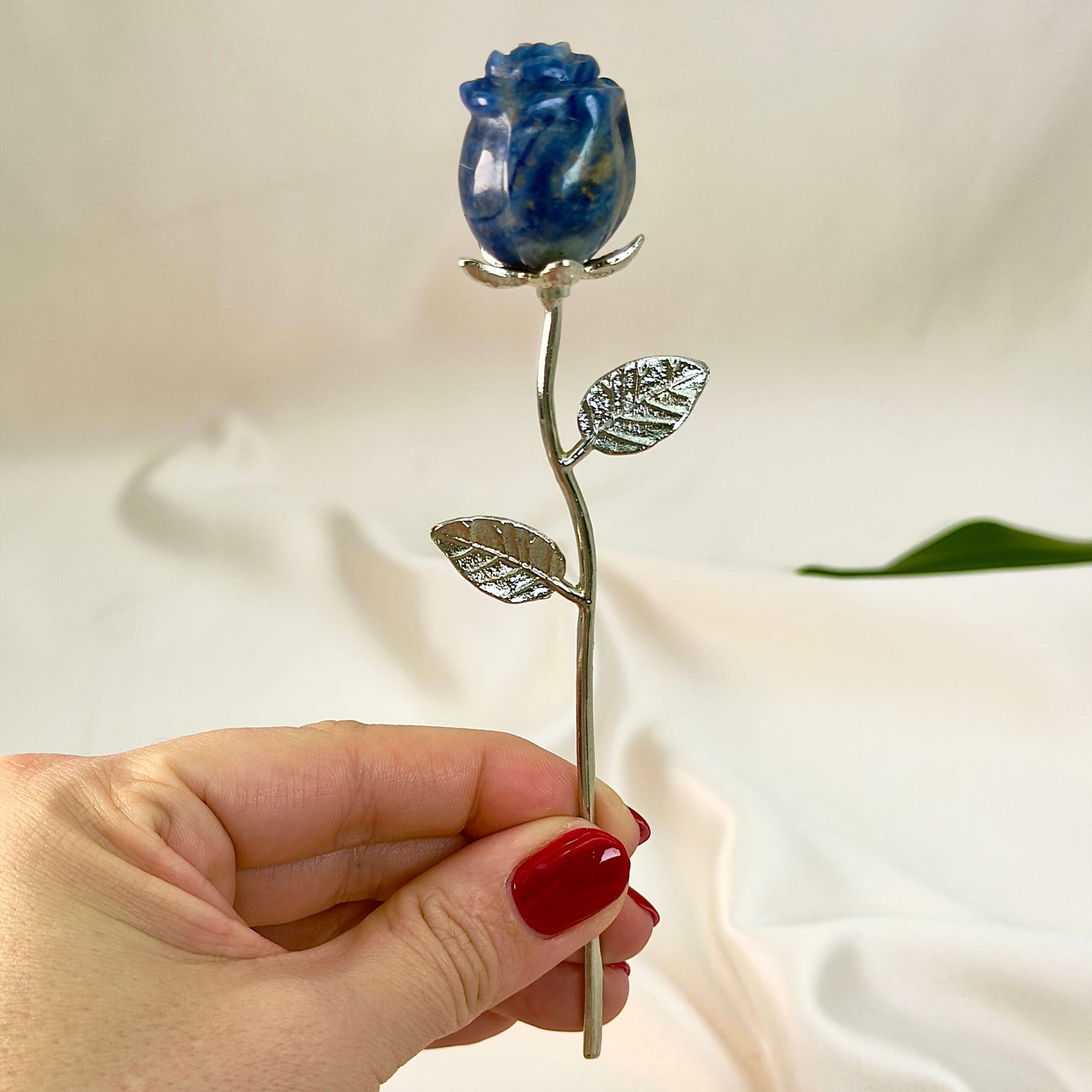 Sodalit Rose med sølvfarvet stilk krystal sten i hånd