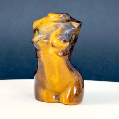 Tigerøje Kvindekrop Krystal sten på sort baggrund