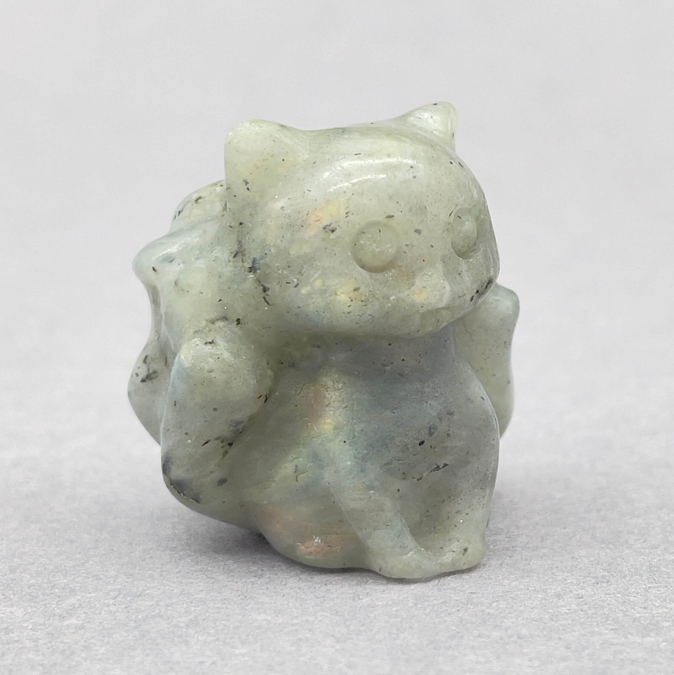 sten krystal ni-halede ræv labradorit på grå baggrund