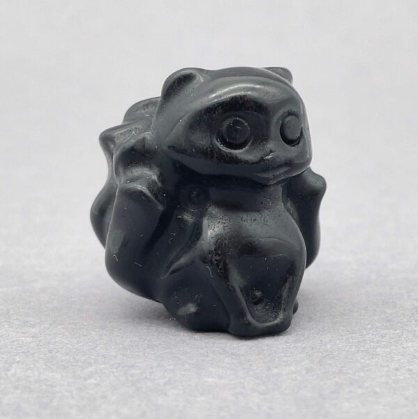 sten krystal ni-halede ræv sort obsidian på grå baggrund