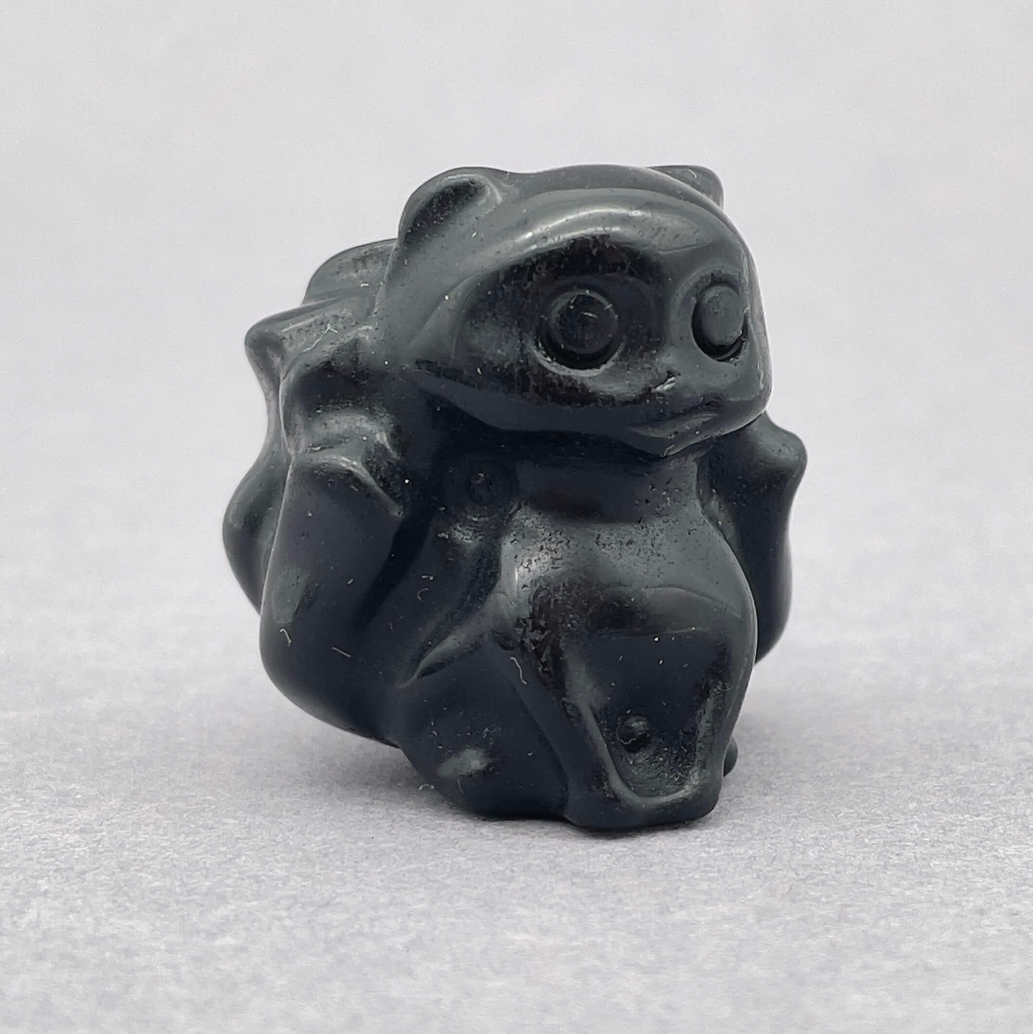 sten krystal ni-halede ræv sort obsidian på grå baggrund