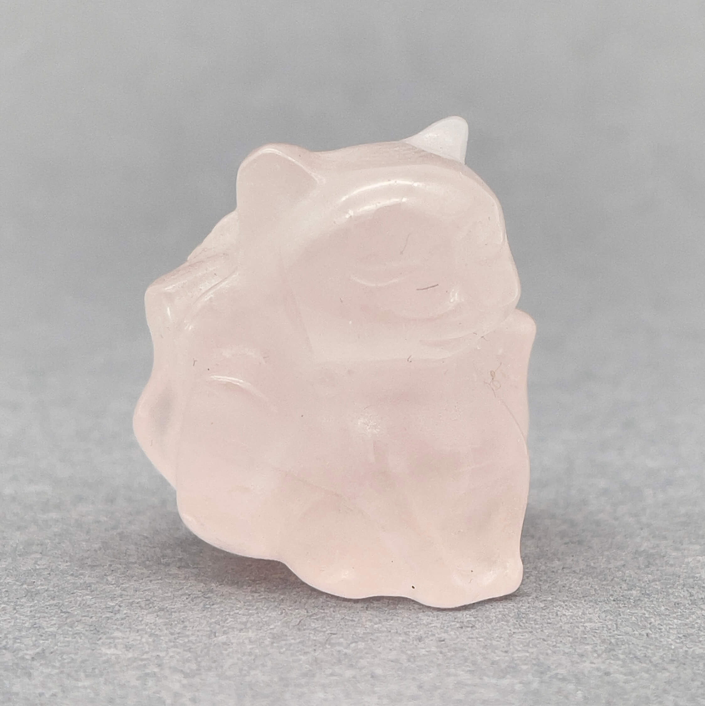 sten krystal ni-halede ræv rosakvarts på grå baggrund