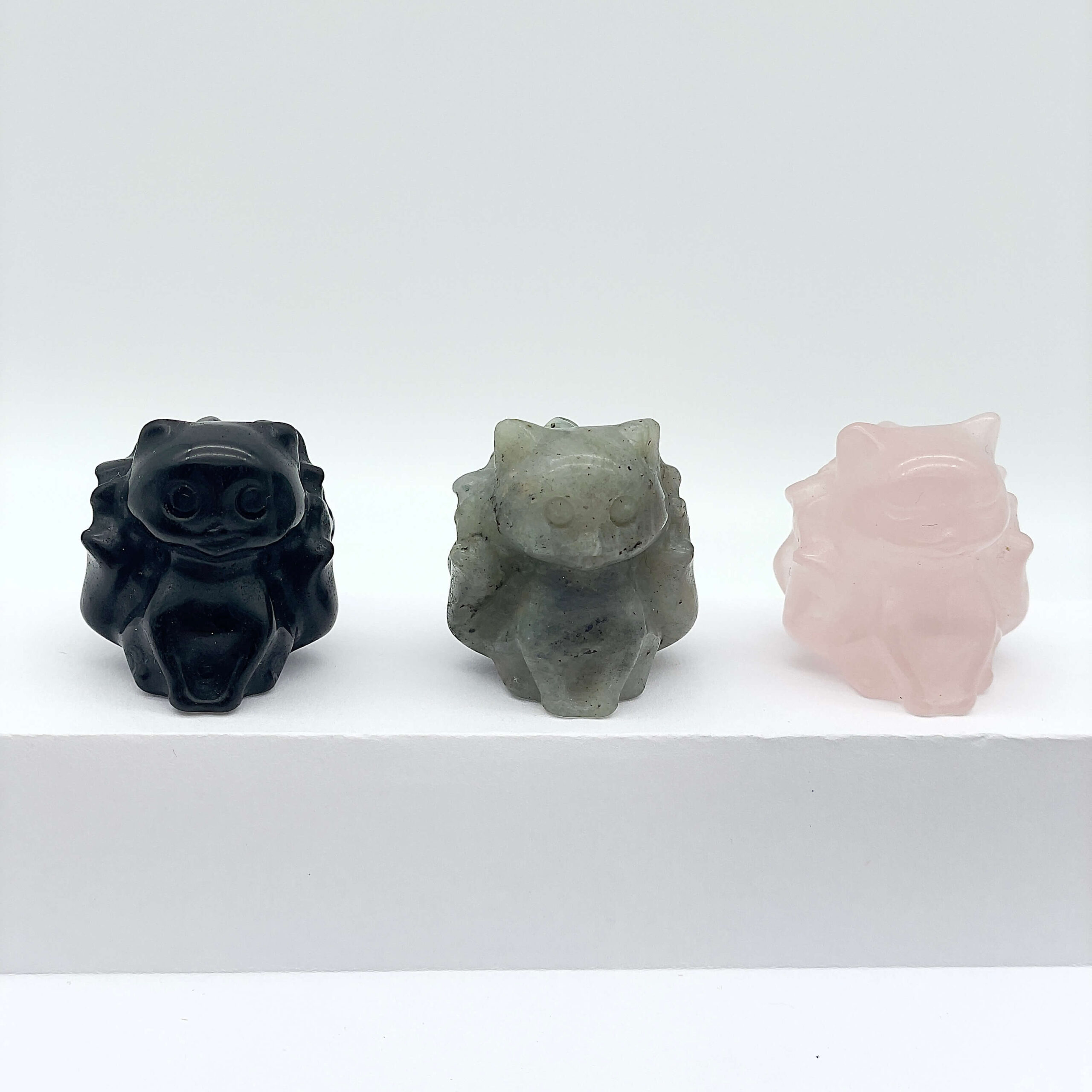 sten krystal ni-halede ræv oversigtsbillede på hvid trappe