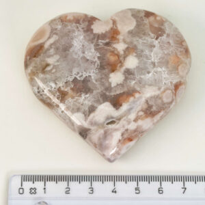 Agat Blomst Hjerte Krystal Sten med lineal på hvid baggrund