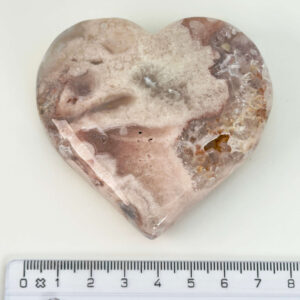 Agat Blomst Hjerte Krystal Sten med lineal på hvid baggrund