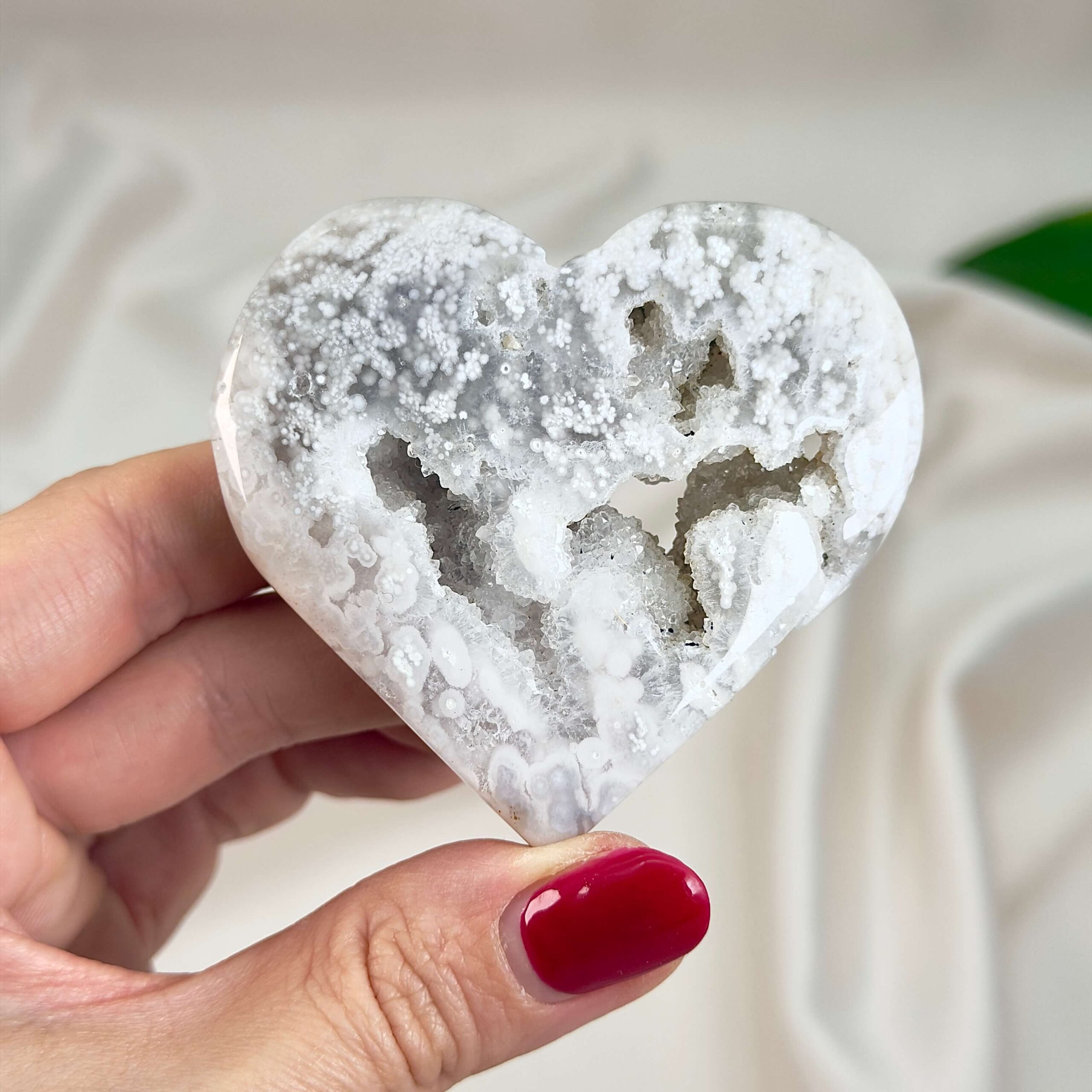 Agat Blomst Hjerte Krystal Sten i hånd på hvid baggrund