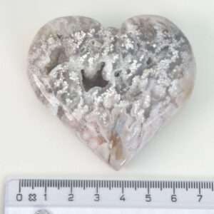 Agat Blomst Hjerte Krystal Sten med lineal på hvid baggrund