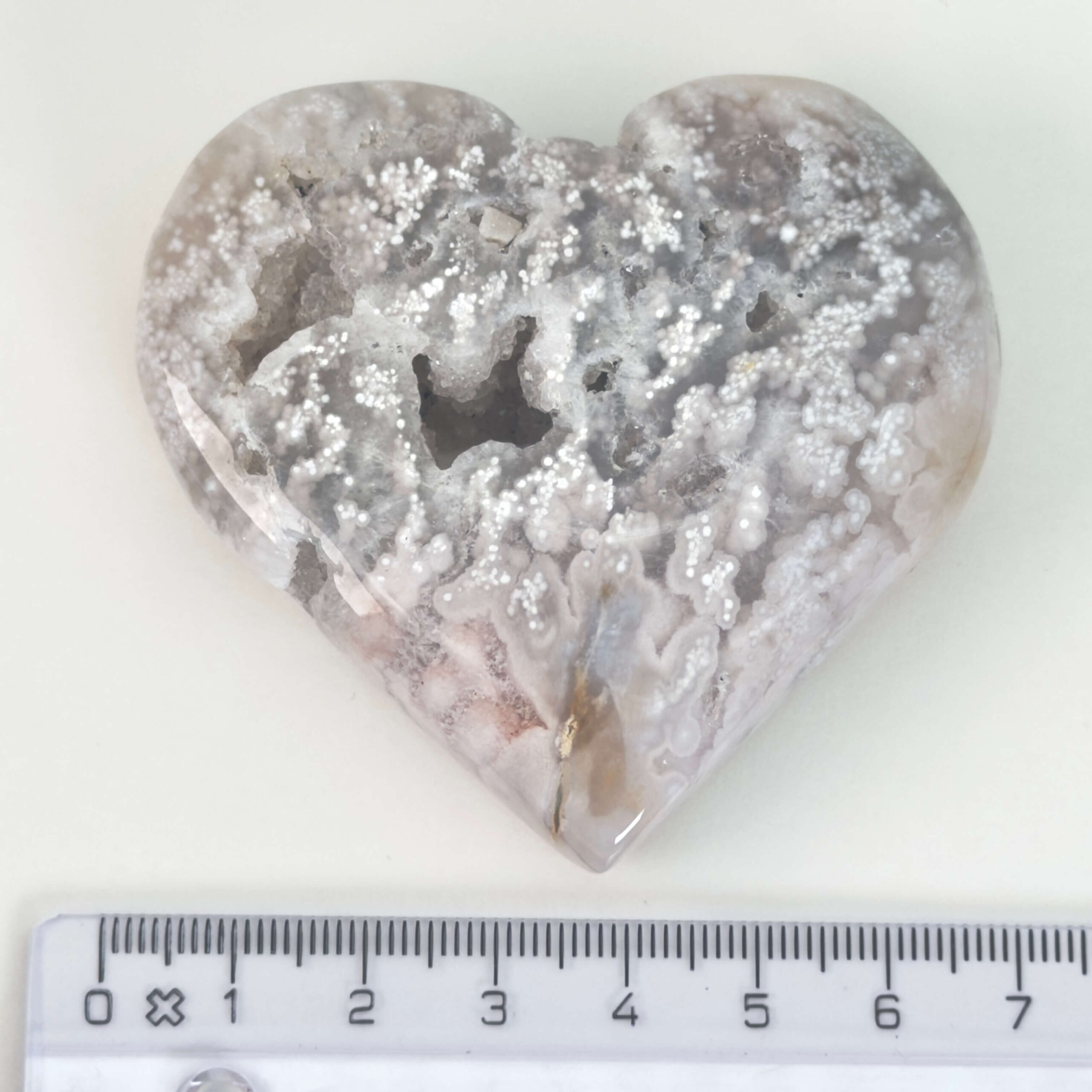 Agat Blomst Hjerte Krystal Sten med lineal på hvid baggrund