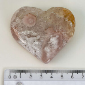 Agat Blomst Hjerte Krystal Sten med lineal på hvid baggrund