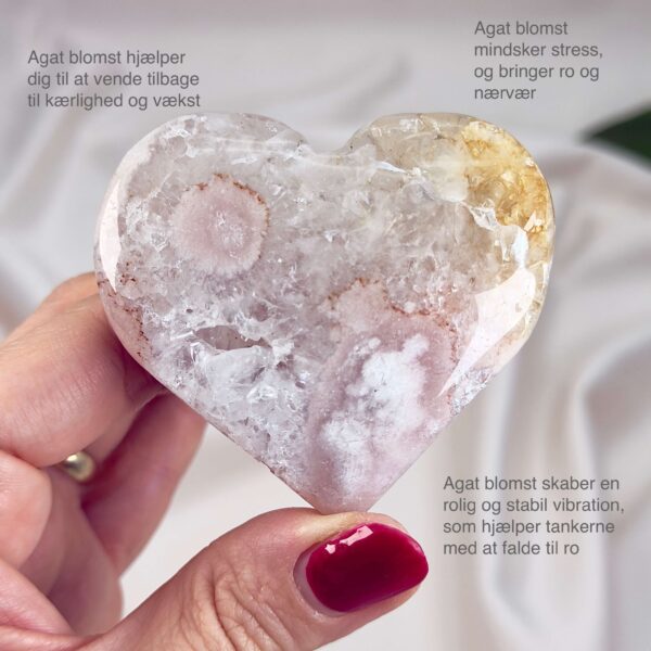 Agat Blomst Hjerte Krystal Sten i hånd på hvid baggrund med tags