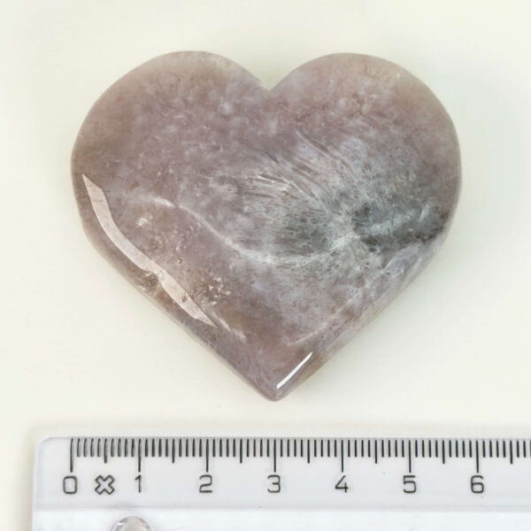 Agat Blomst Hjerte Krystal Sten med lineal på hvid baggrund
