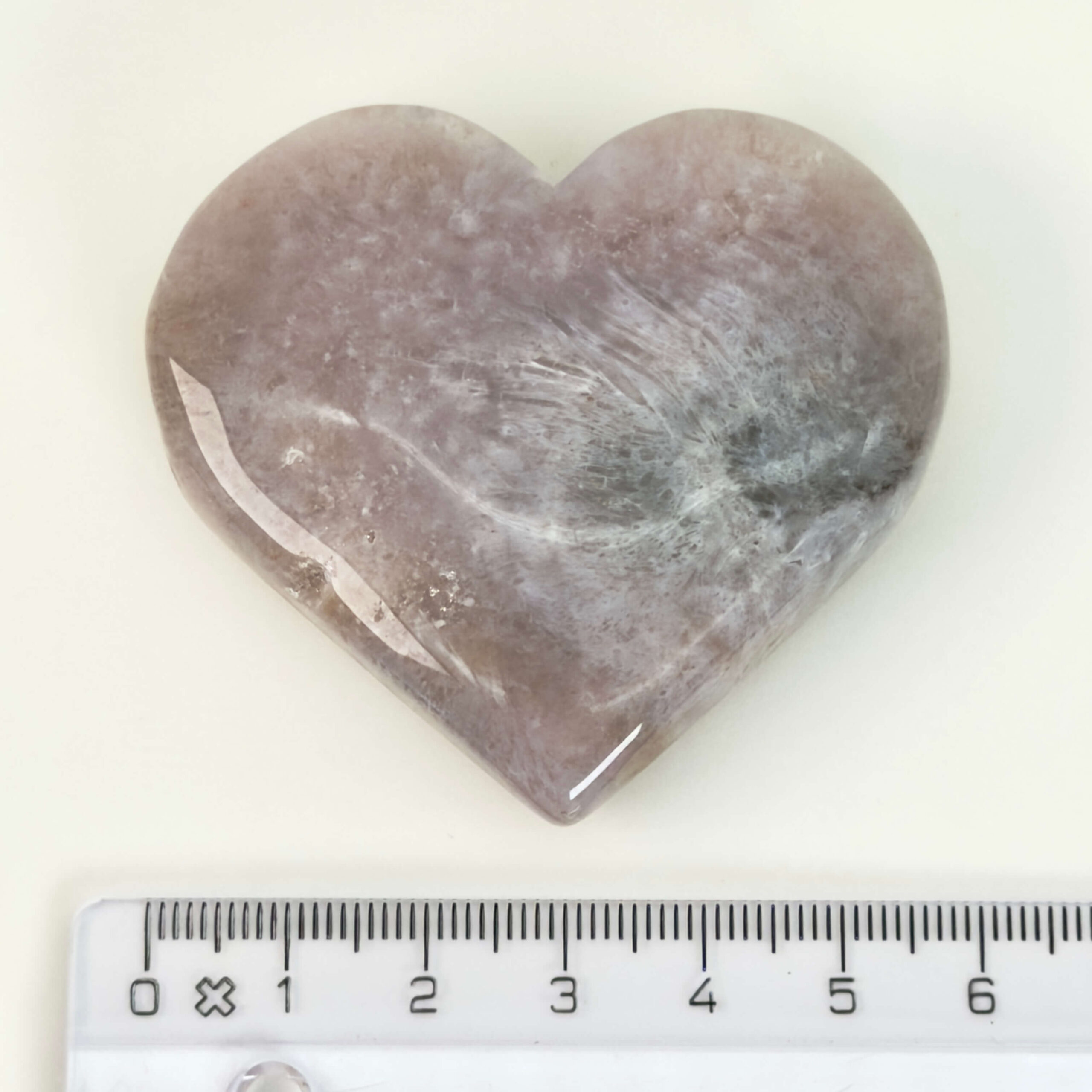 Agat Blomst Hjerte Krystal Sten med lineal på hvid baggrund