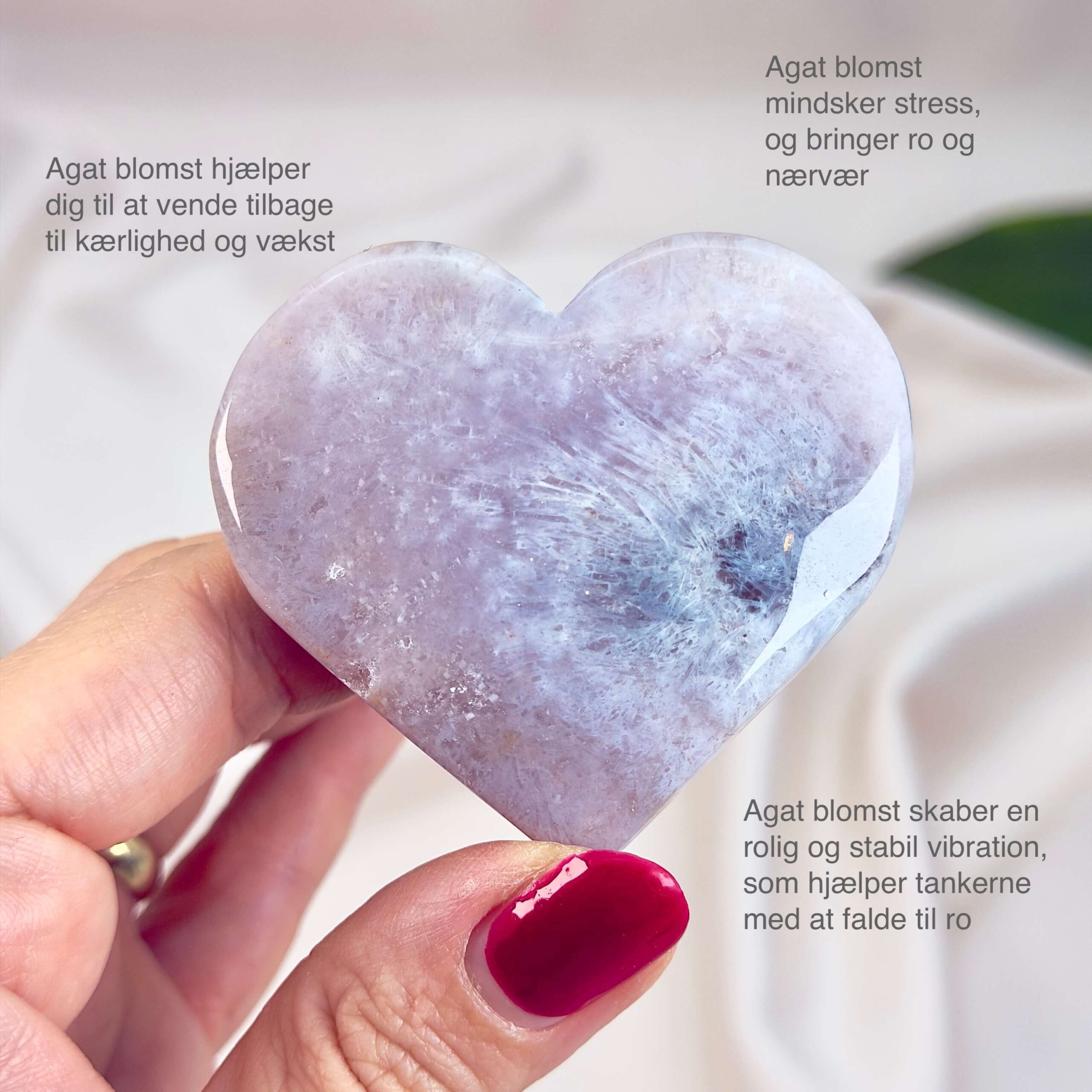 Agat Blomst Hjerte Krystal Sten i hånd på hvid baggrund med tags