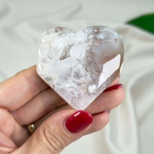 Agat Blomst Hjerte Krystal Sten i hånd på hvid baggrund