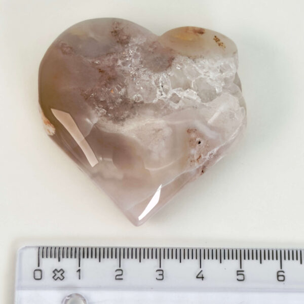 Agat Blomst Hjerte Krystal Sten med lineal på hvid baggrund