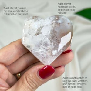Agat Blomst Hjerte Krystal Sten i hånd på hvid baggrund med tags