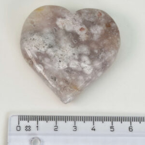 Agat Blomst Hjerte Krystal Sten med lineal på hvid baggrund