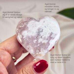 Agat Blomst Hjerte Krystal Sten i hånd på hvid baggrund med tags