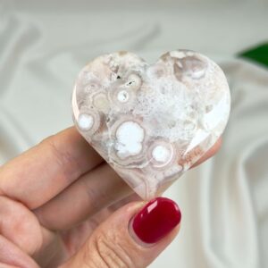 Agat Blomst Hjerte Krystal Sten i hånd på hvid baggrund