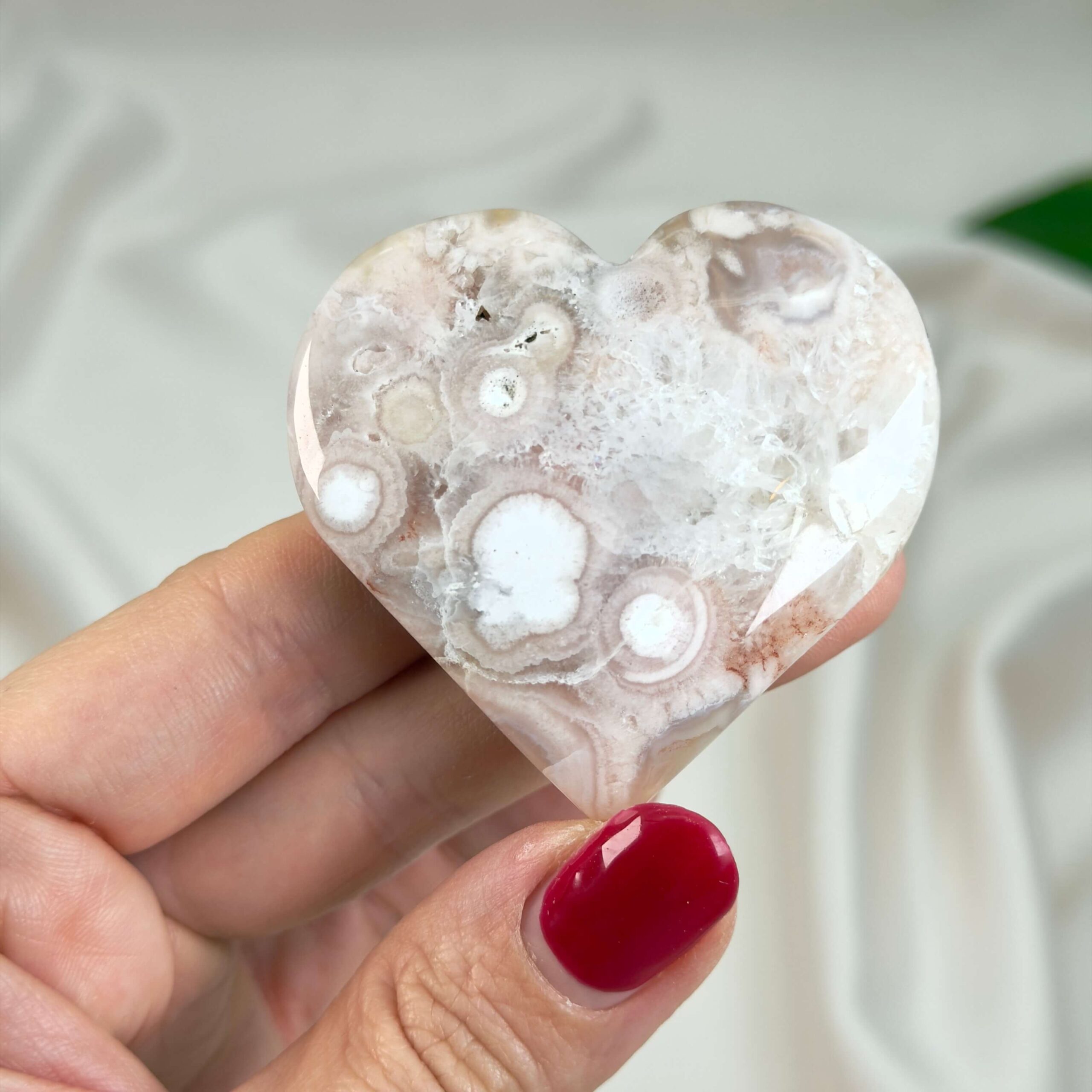 Agat Blomst Hjerte Krystal Sten i hånd på hvid baggrund