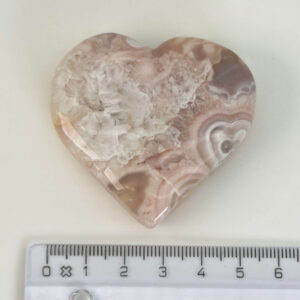 Agat Blomst Hjerte Krystal Sten med lineal på hvid baggrund