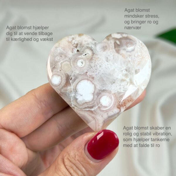 Agat Blomst Hjerte Krystal Sten i hånd på hvid baggrund med tags