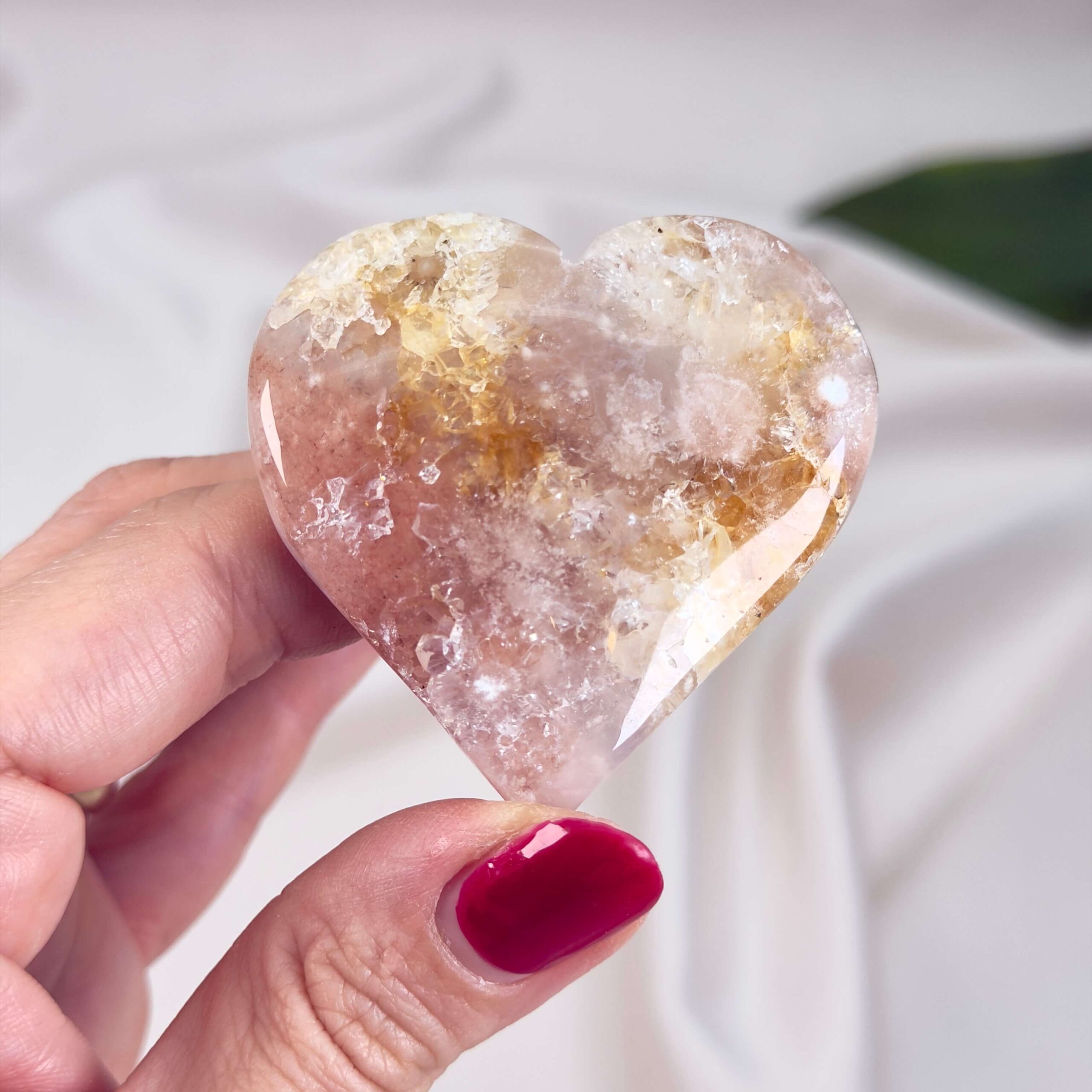 Agat Blomst Hjerte Krystal Sten i hånd på hvid baggrund