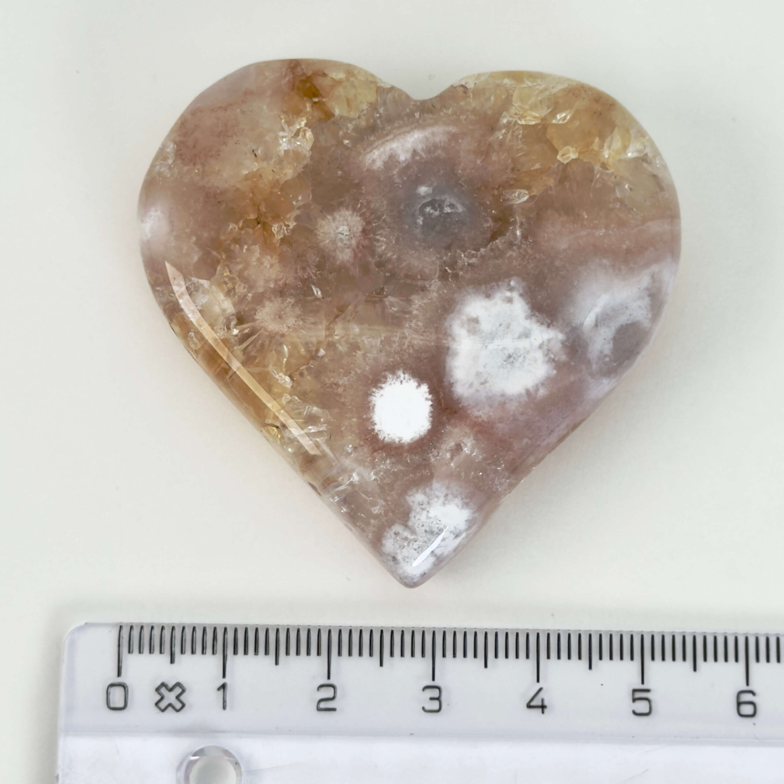 Agat Blomst Hjerte Krystal Sten med lineal på hvid baggrund