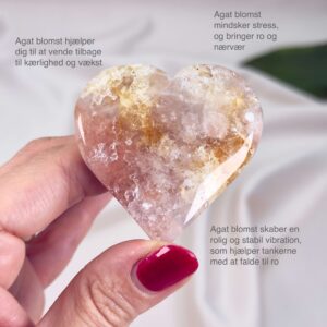 Agat Blomst Hjerte Krystal Sten i hånd på hvid baggrund med tags